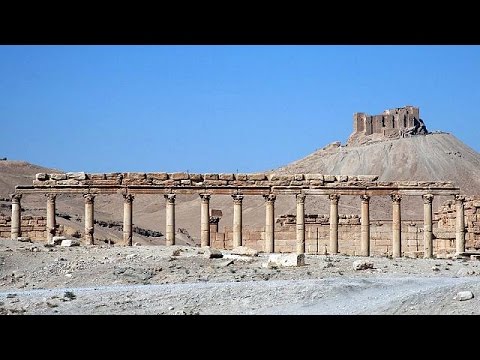 شاهد داعش يعدم خالد الأسعد ويعلق جثته على عمود