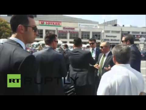 شاهد اشتباكات بين حراس رئيس الوزراء التركي