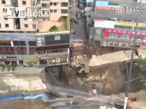 شاهد انهيار طريق في مدينة دنجوان الصينية بشكل مفاجئ