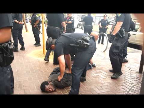 شاهد الشرطة الأمريكية تعتدي على شاب أسود معاق بوحشية