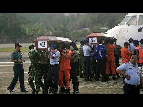 شاهد جثامين الطائرة الاندونيسية المتحطمة تصل جيابورا