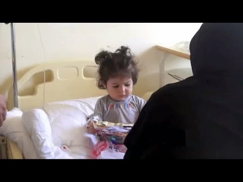 شاهد سوريون يزرعون البسمة على وجوه الأطفال