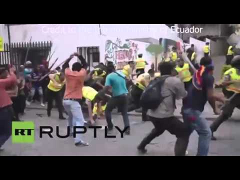 شاهد إصابة 8 أفراد من الشرطة برماح الهنود الحمر في الإكوادور