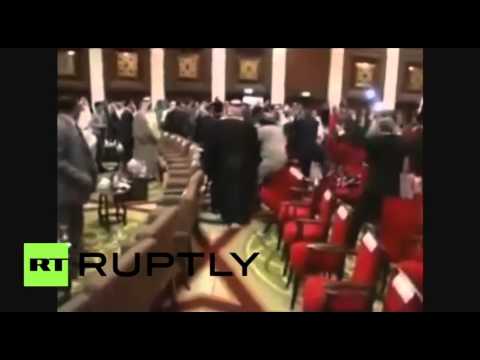 شاهد لكمات وكراس متطايرة في مؤتمر مكافحة داعش في بغداد