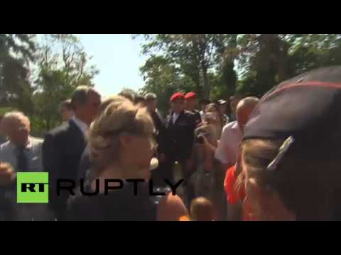 شاهد طفلة تحظى بصورة مع بوتين خلال زيارته إلى شبه جزيرة القرم