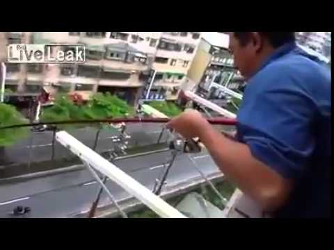 بالفيديو صيني يصطاد السمك