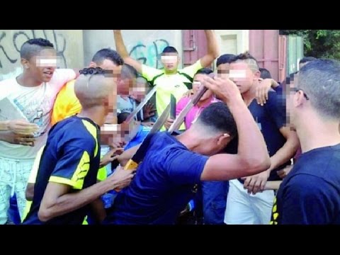 شاهد مسلحون يهاجمون شاطئا بالسيوف والسواطير