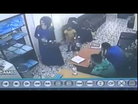 عملية سرقة شابين لهاتف سكرتيرة إحدى العيادات