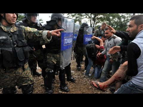 شاهد الغاز المسيل للدموع يستخدم إبعاد المهاجرين الغاضبين