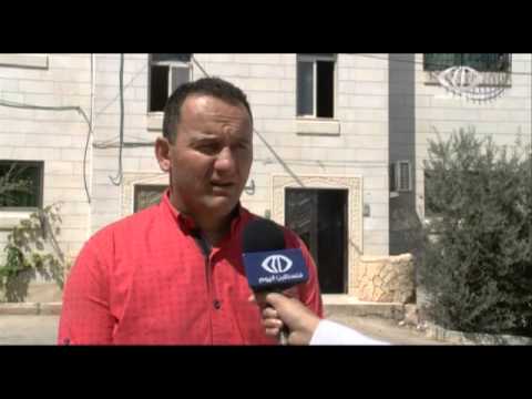 شاهد سلطات الاحتلال تسلم عائلة الأسير الهشلمون إخطارًا لهدم شقتهم