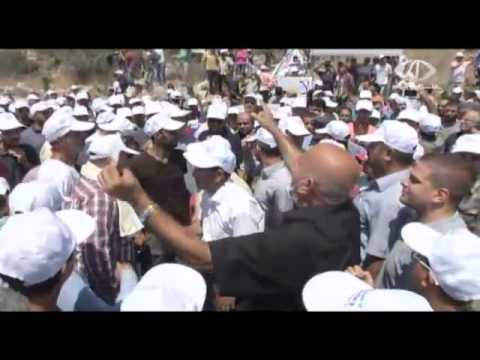 شاهد مئات المواطنين يعتصمون ضد استملاك أراضيهم