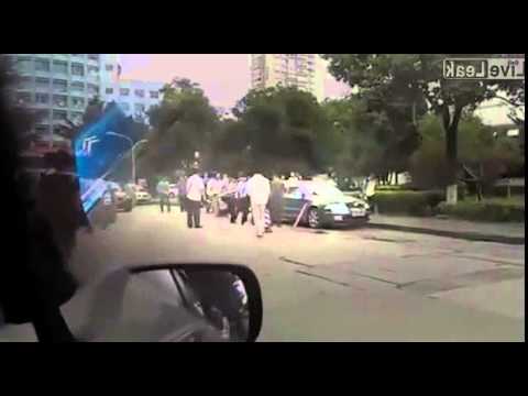 شاهد عدالة السماء تعاقب بلطجي مسلح حاول السطو على سيارة