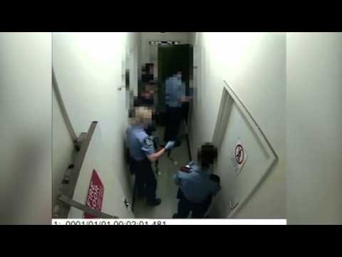 بالفيديو لحظات تعذيب سيدة عارية فى مركز شرطة استرالي