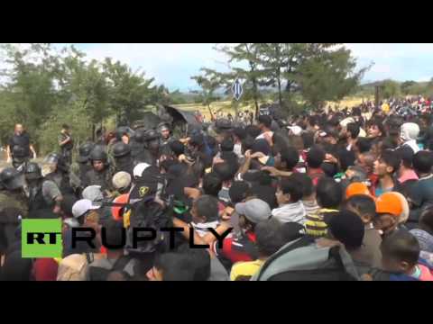 آلاف اللاجئين يقتحمون الحدود اليونانية متجهين إلى مقدونيا