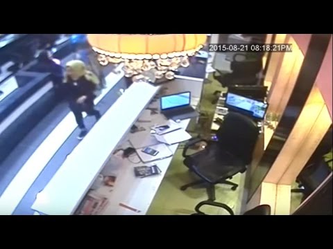 بالفيديو لحظة سرقة حقيبة مالكة مركز تجميل شهير