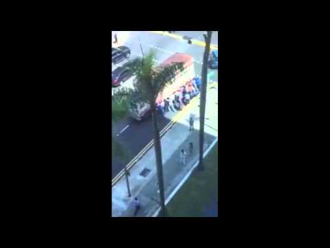 بالفيديو المارة يرفعون شاحنة لإنقاذ رجل انحشر تحتها