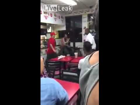 بالفيديو مشادة عبر الأيدي والكراسي داخل مطعم