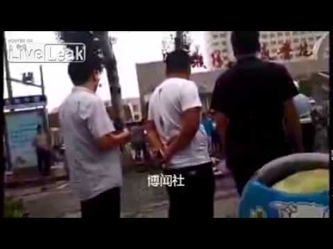 بالفيديو رجل يطعن 3 أشخاص حتى الموت في الصي