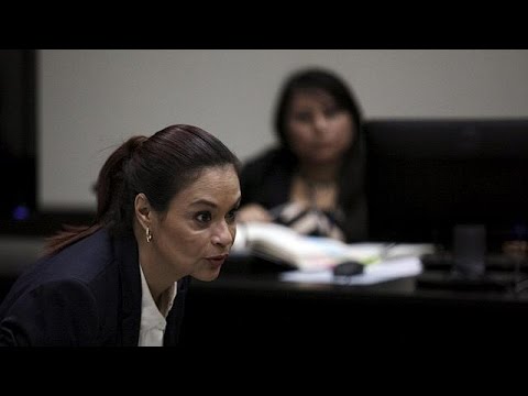 شاهد المطالبة باستقالة رئيس غواتيمالا المتهم بتزعم شبكة للفساد