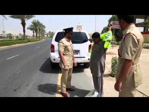 شاهد مرور دبي توزع سترات فسفورية على المشاة