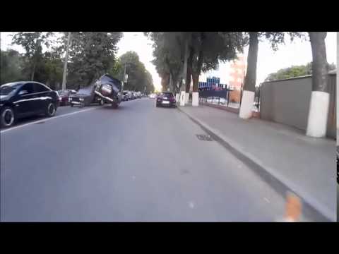 شاهد أسهل طريقة لانقلاب سيارة على الطريق العام