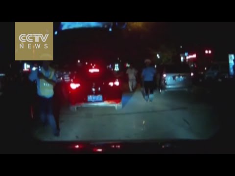 شاهد صيني مخمور يهرب بشرطي اعتلى سيارته لمسافة 2000م