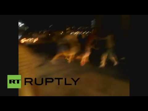 شاهد طعن شخصين في اشتباكات شهدتها جزيرة ليسبوس اليونانية