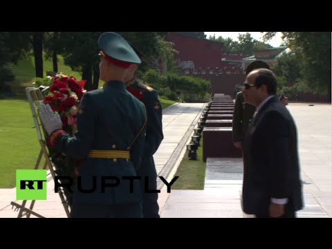 شاهد السيسي يضع إكليلًا من الزهور على قبر الجندي المجهول في موسكو