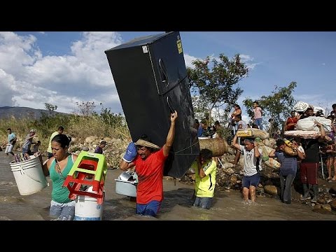 شاهد مئات الكولومبيين يغادرون فنزويلا حاملين بعض أثاثهم المنزلي