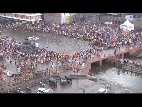 شاهد آلاف الحجيج الهندوس يتدفقون على نهر غودافاري للاحتفال بعيدهم
