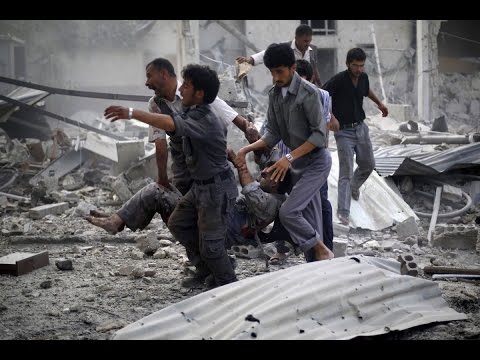 شاهد عدد القتلى الكبير في دوما يجبر الأهالي على استخدام مقابر جماعية