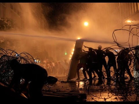 شاهد وسائل إعلام لبنانية تؤكد أن المندسين وسط المتظاهرين في رياض الصلح ينتمون إلى حزب الله 