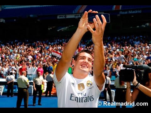 شاهدكوفاسيتش يسعد جماهير برشلونة خلال مراسم تقديمه كلاعب للريال