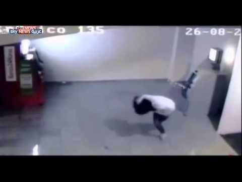 بالفيديو  لص يفجّر آلة صرافة بـ