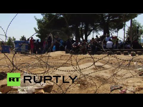 شاهد ألوف من اللاجئين ينتظرون العبور من اليونان إلى مقدونيا