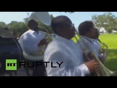 شاهد جنازة الجاز لإحياء الذكرى العاشرة لضحايا إعصار كاترينا