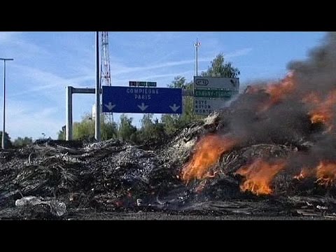 شاهد إزالة الحواجز التي قطعت طريق الشمال السريعة في فرنسا