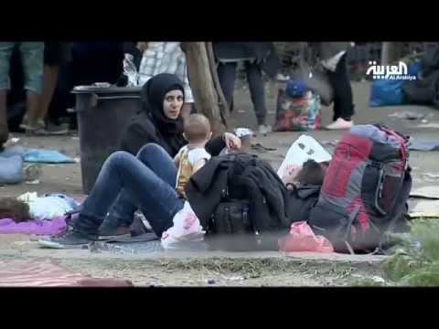 شاهد عبور 5 آلاف مهاجر من مقدونيا إلى صربيا سيرًا على الأقدام