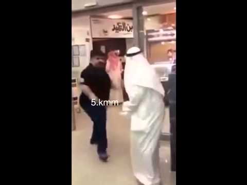 بالفيديو مشاجرة عنيفة بين عجوز وشاب