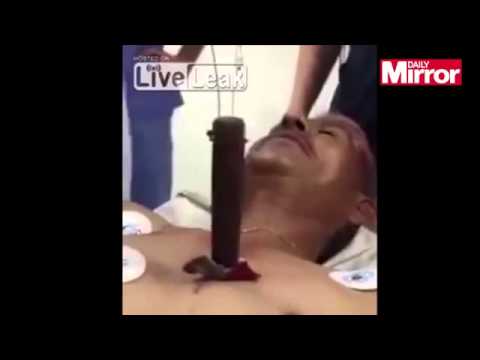 بالفيديو رد فعل غريب لرجل بعد طعنه بواسطة سكين في قلبه