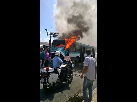 شاهد احتراق مهول لـطوبيس أمام ملعب محمد الخامس