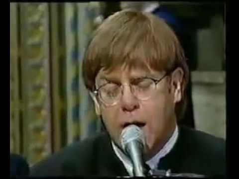 شاهد إلتون جون يهدي الأميرة ديانا شمعة في الريح