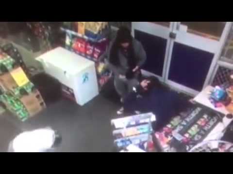 بالفيديو مراهقون يحطمون 3 زجاجات على رأس عامل