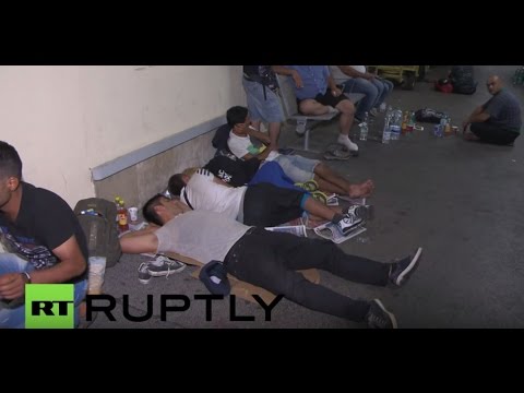 مئات اللاجئين ينامون على أرصفة محطة القطارات مئات اللاجئين ينامون على أرصفة محطة القطارات