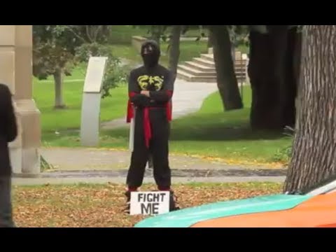 شاهد النينجا تهاجم المارة بالسيوف لقتالهم أحد أفرادها