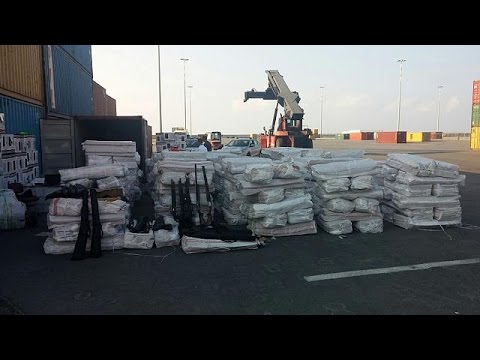 شاهد اليونان تضبط سفينة أسلحة متوجهة إلى ليبيا