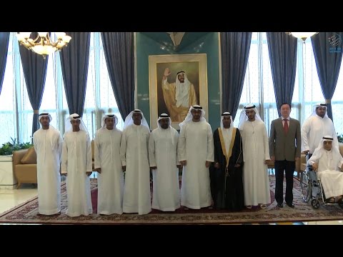 شاهد ولي عهد أبو ظبي يحضر حفل زفاف