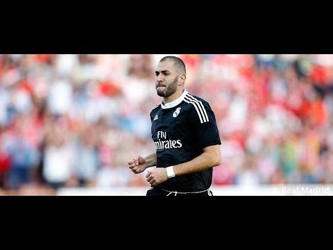 شاهد أسرع رجل في العالم ينافس نجوم الكرة في كوميديا