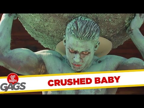 بالفيديو رد فعل المارة على رجل غاضب يقتل رضيعا