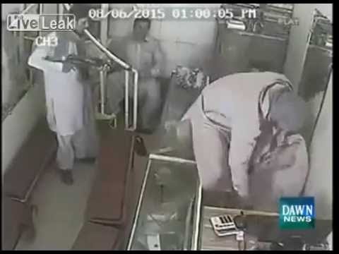 بالفيديو لقطات مروعة للحظة سرقة محل مجوهرات